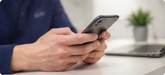 Hand hält ein Smartphone für eine Anfrage